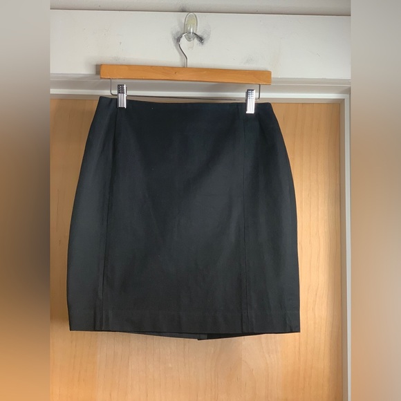 Banana Republic Classic Black Women's Pencil Skirt. Size-4P - Picture 2 of 4